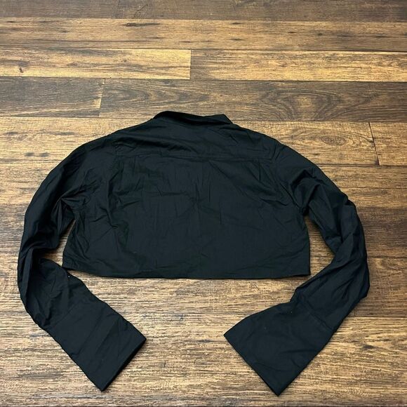 Leau coval cropped button up black top - Picture 3 of 9